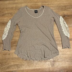 Bobeau Fairy Crochet Elbow Top Scalloped Hem Mushroom Beige V-Neck Size Med